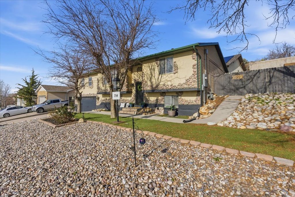 Photo of 794 W SPANISH OAK WAY S, Murray, UT 84123 (MLS # 2128726)