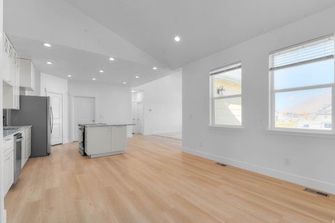 Tiny photo for 572 W 500 N, Mapleton, UT 84664 (MLS # 2120833)