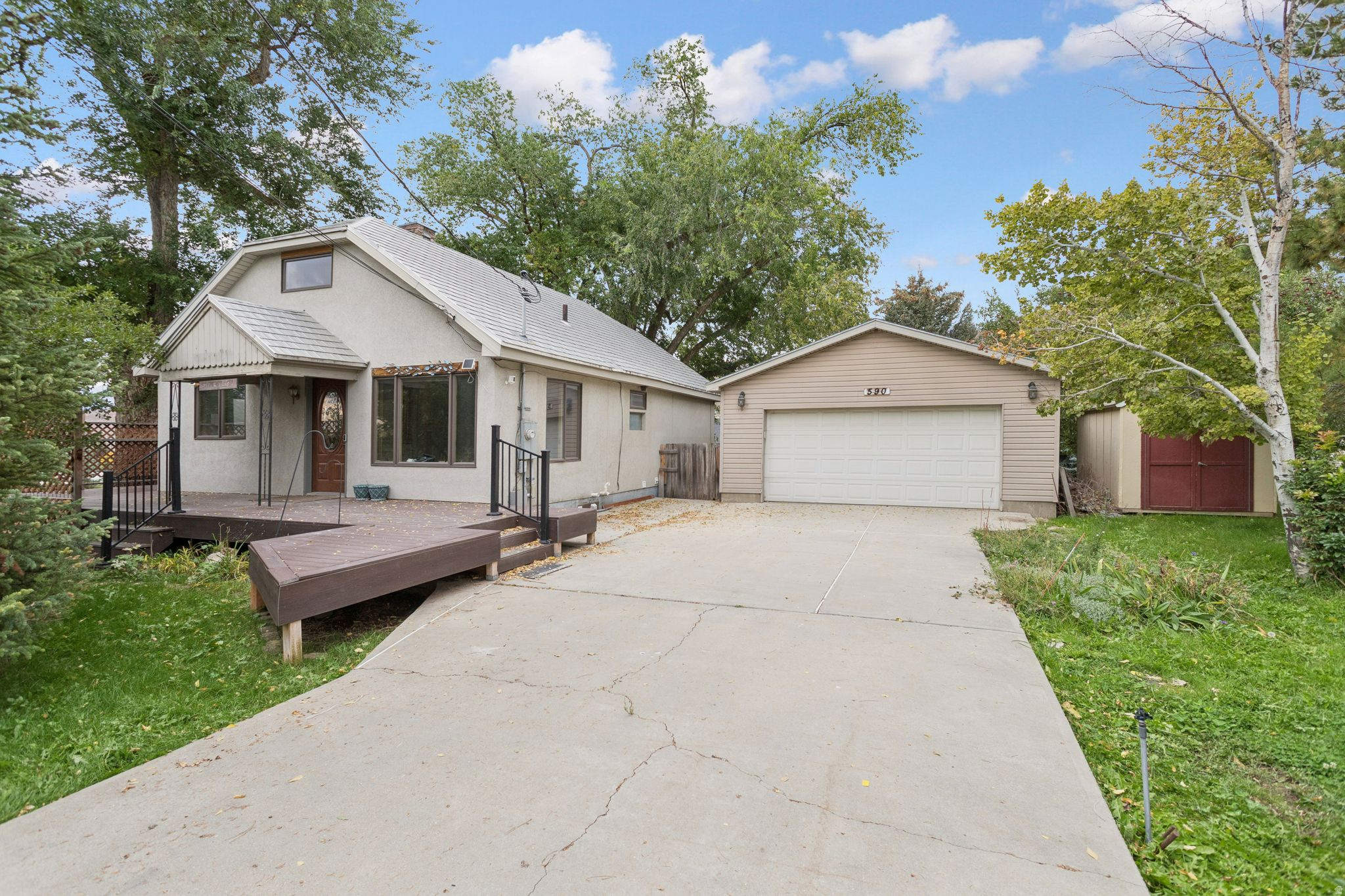 Main image without alt text