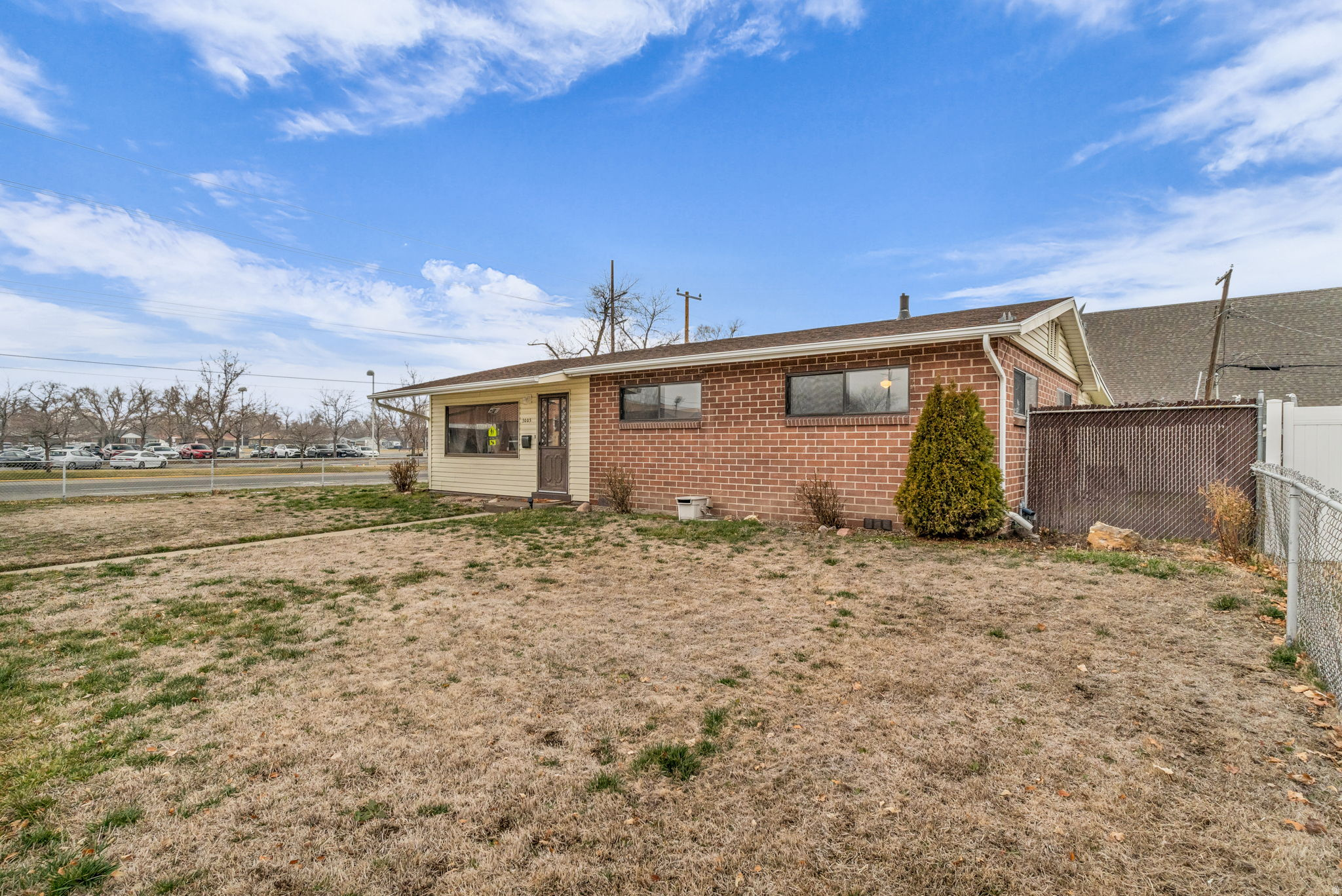 Main image without alt text