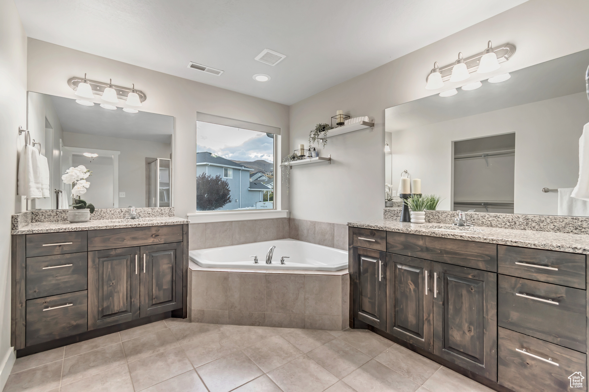 THE BENCHES - Residential