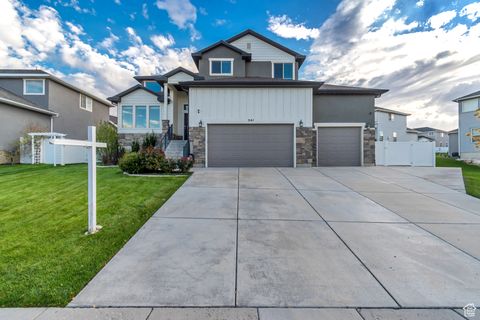 Photo of 541 W MOUNTAIN RIDGE DR, Saratoga Springs, UT 84045 (MLS # 2117342)