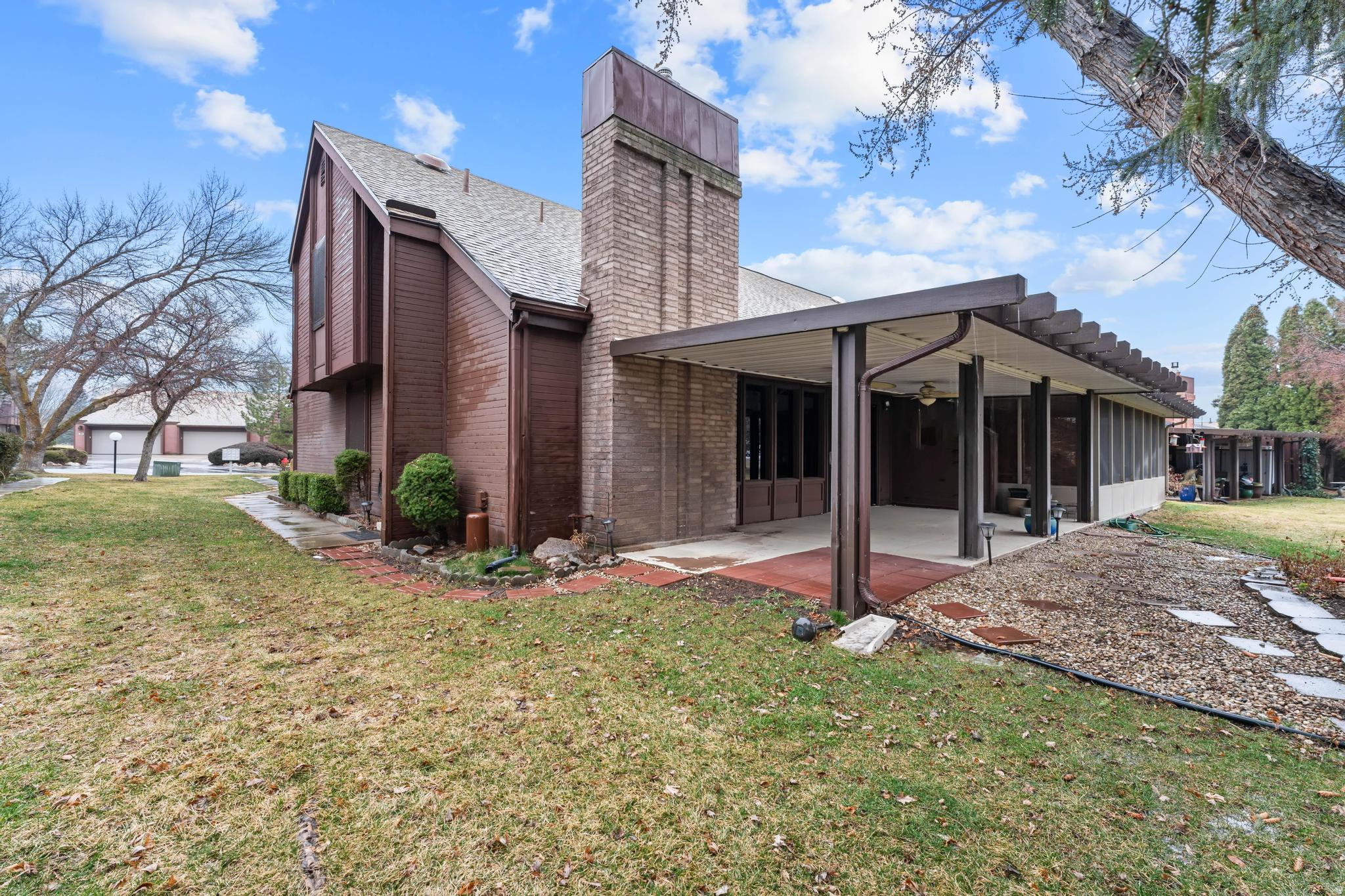 WHITE BARN - Residential Income