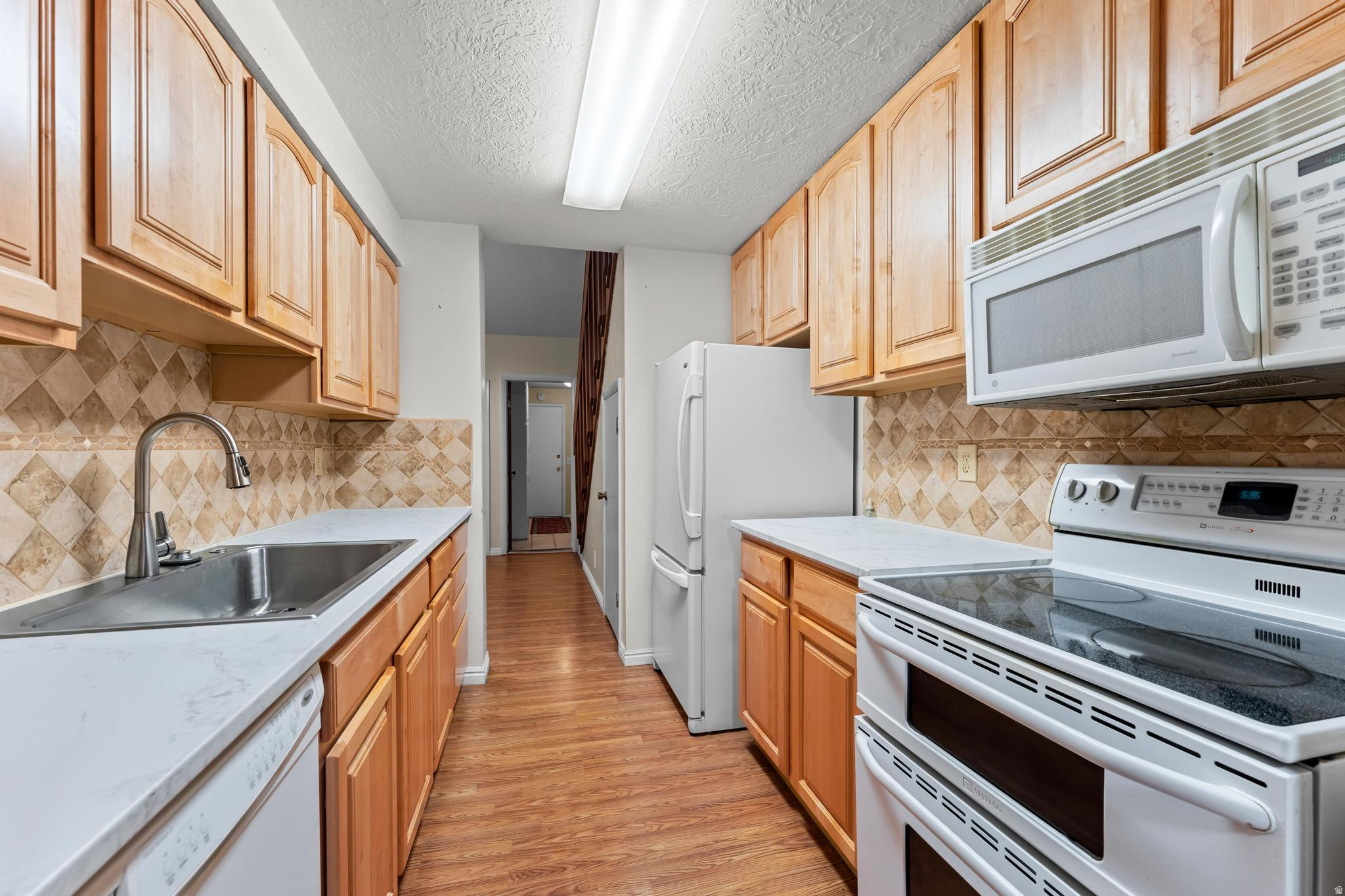 WHITE BARN - Residential Income