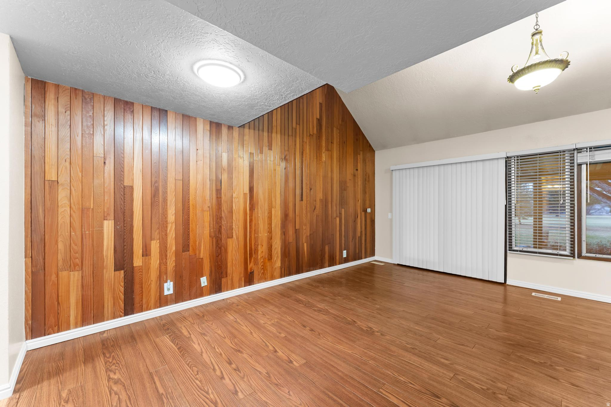 WHITE BARN - Residential Income