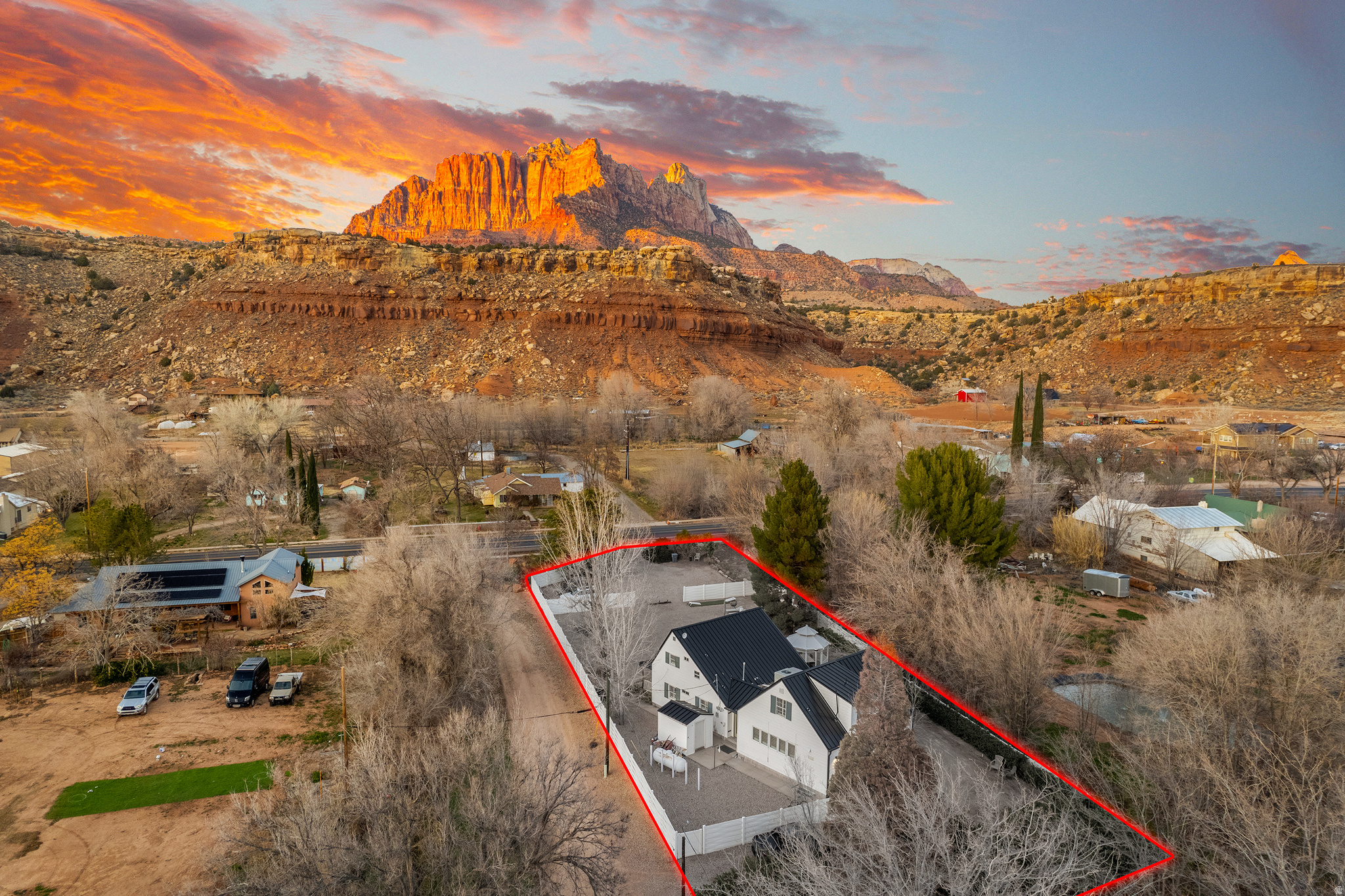 Main image without alt text