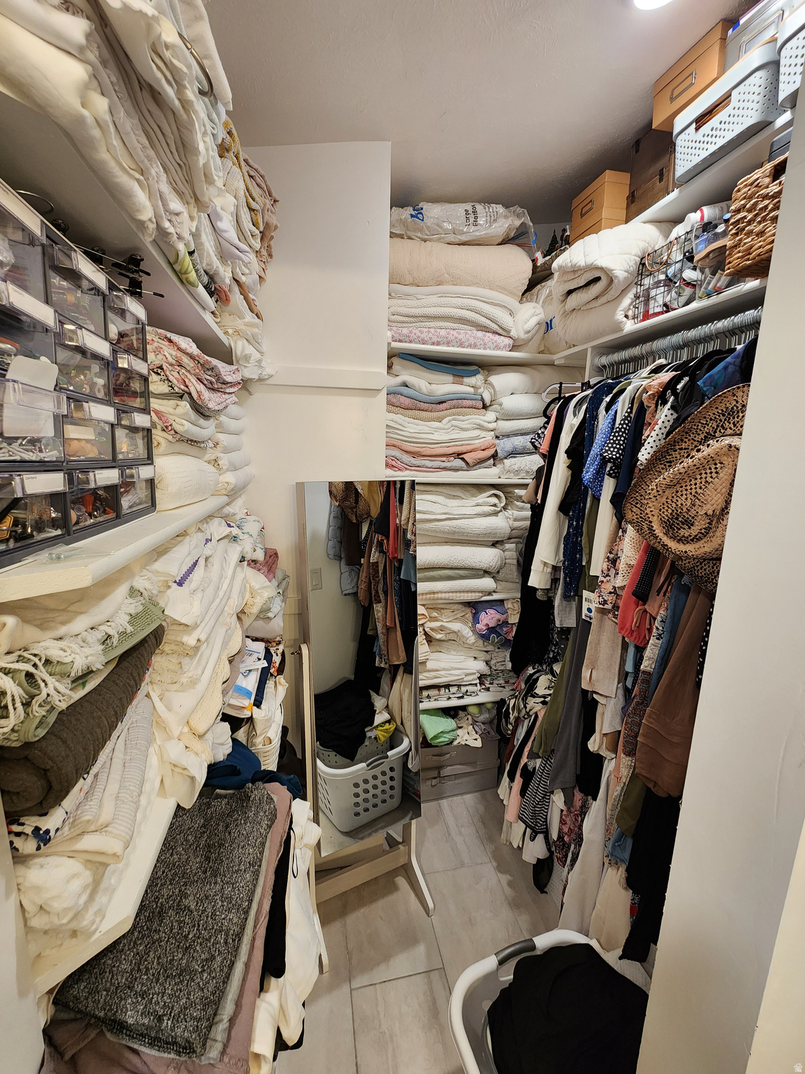 ROLLING HILLS - Residential