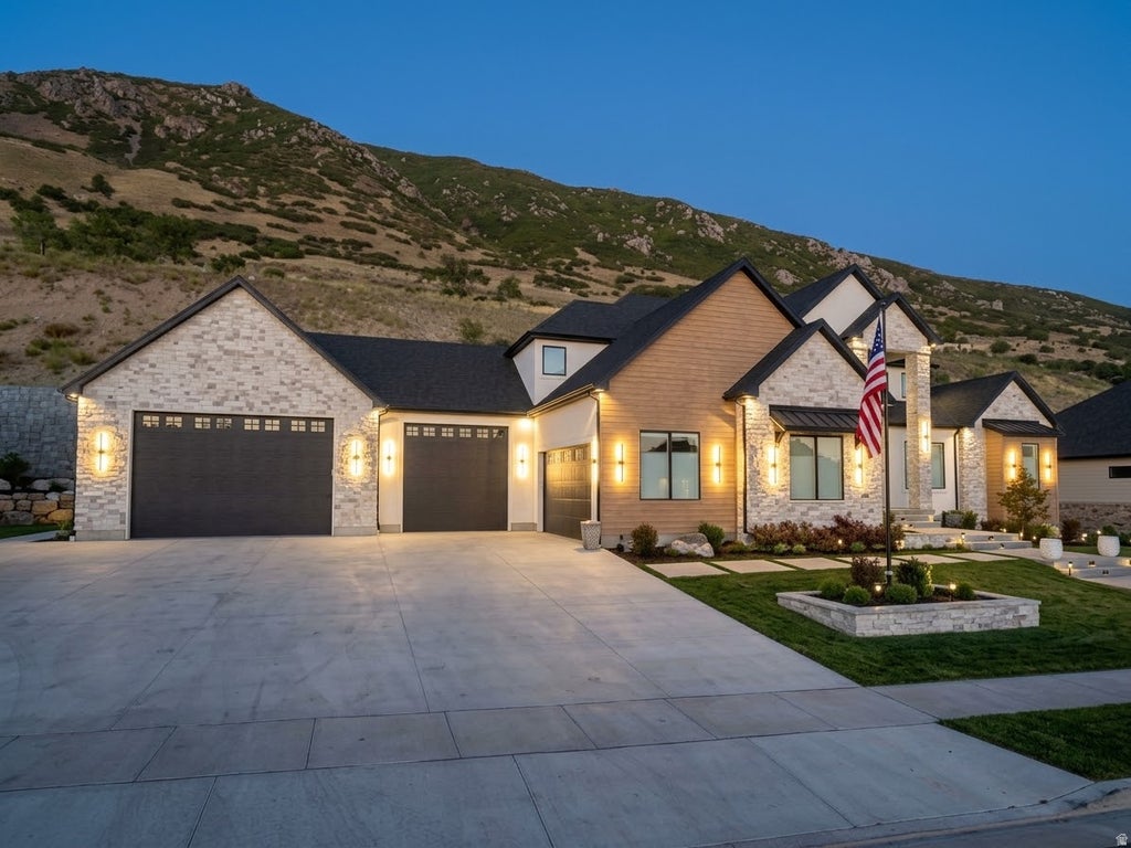 Photo of 268 N FLAG ROCK DR E, Farmington, UT 84025 (MLS # 2185033)
