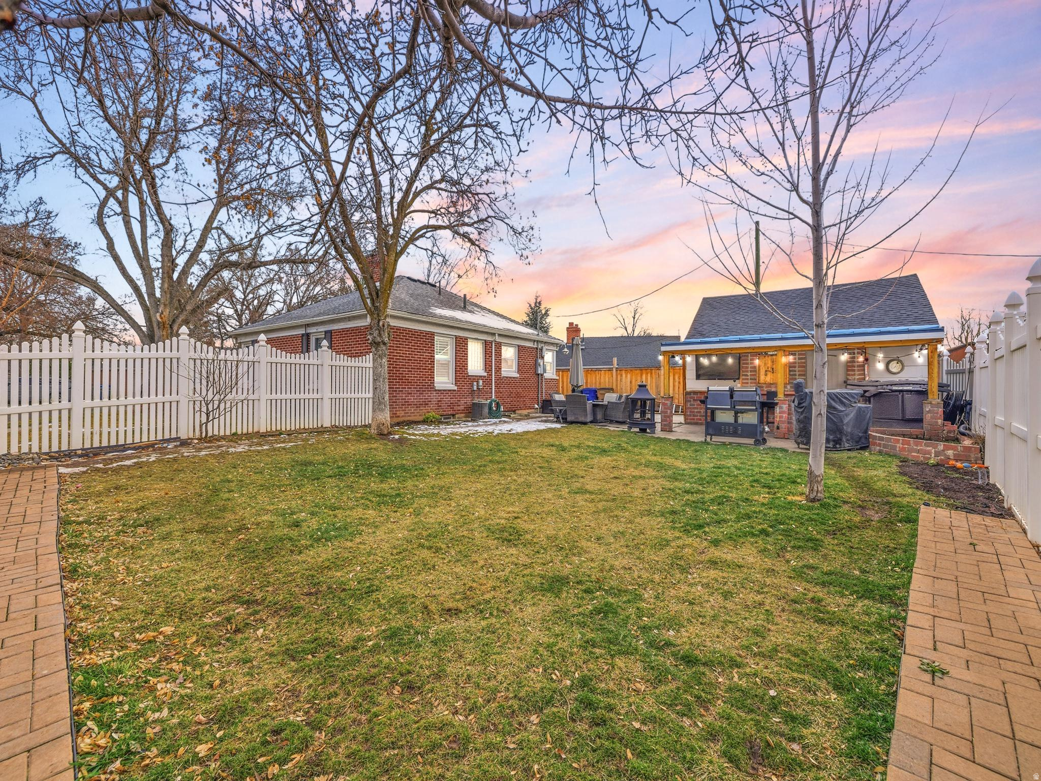 COUNTRY CLUB GARDEN - Residential