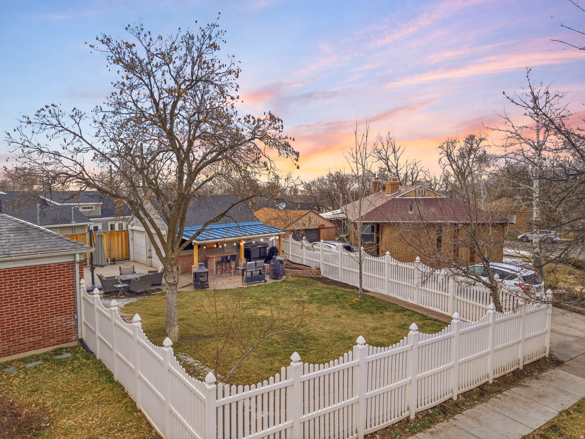 COUNTRY CLUB GARDEN - Residential