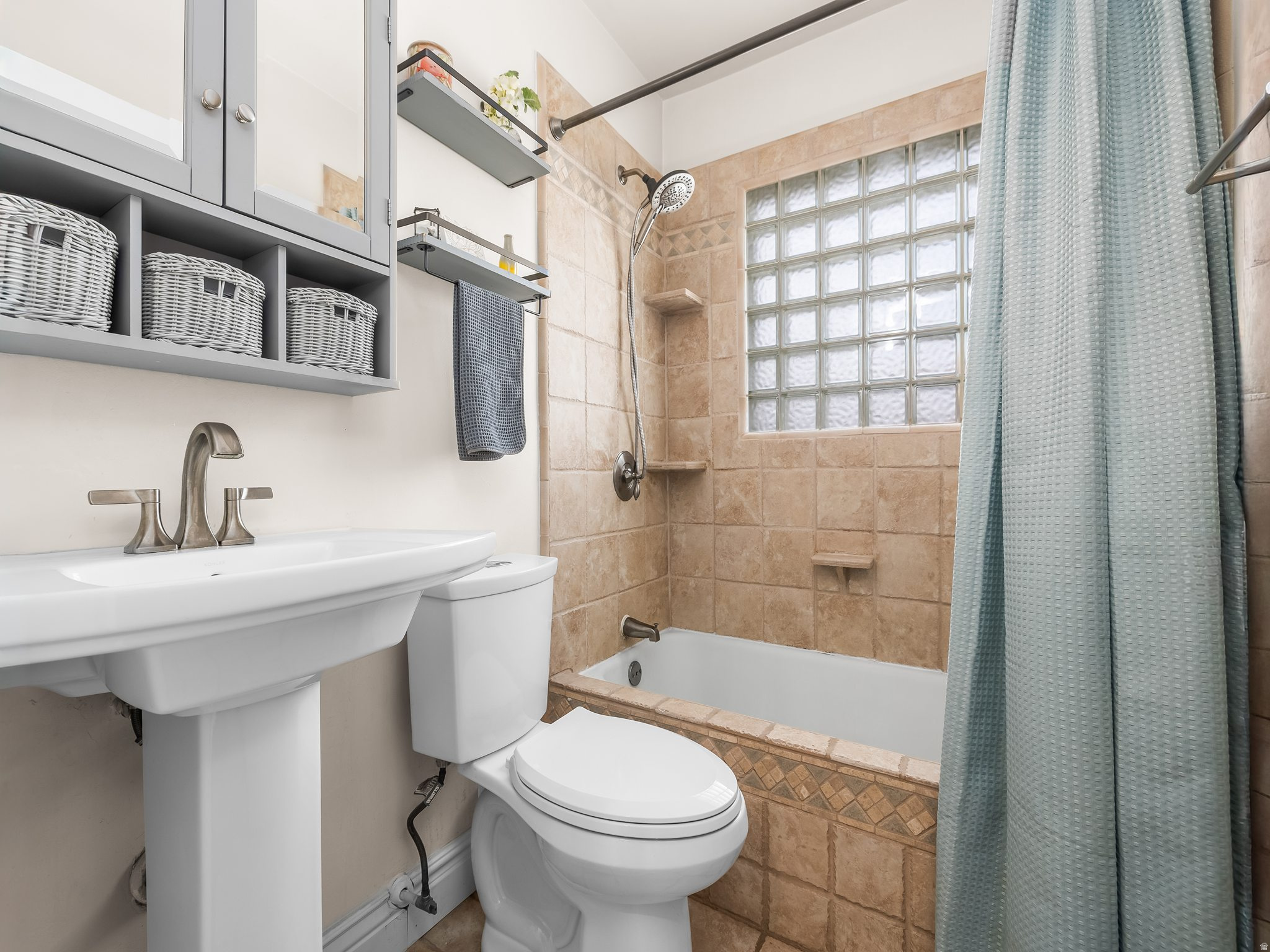 COUNTRY CLUB GARDEN - Residential