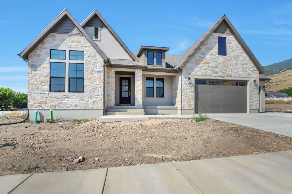 Photo of 286 W SUMMERHILL LN, Centerville, UT 84014 (MLS # 2177451)