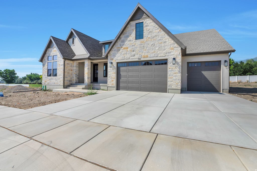 Photo of 286 W SUMMERHILL LN, Centerville, UT 84014 (MLS # 2177451)