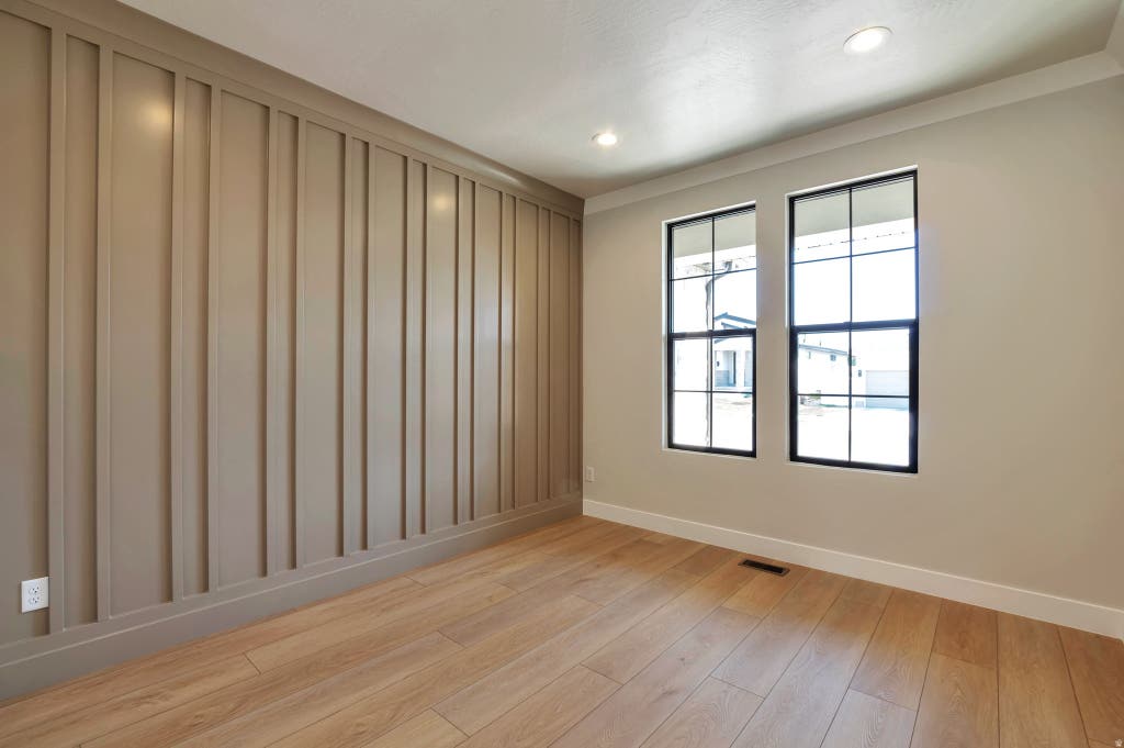 Photo of 286 W SUMMERHILL LN, Centerville, UT 84014 (MLS # 2177451)