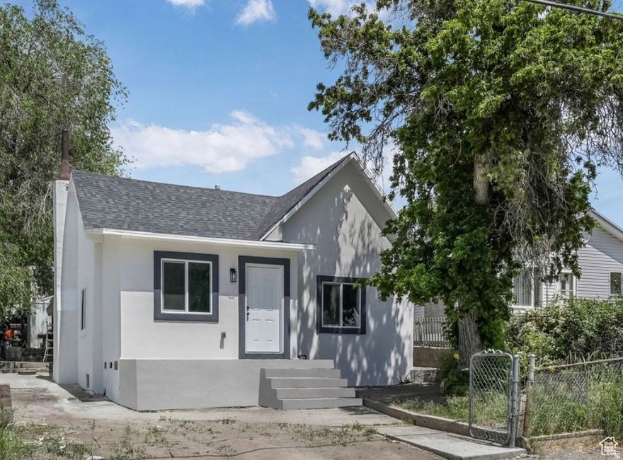 **PRICE REDUCED!!** MOTIVATED SELLERS!***SELLER FINANCING AVAILABLE*** Beautiful, fully renovated home! Don't miss out on this 3 bedroom, 1 bath home. Square footage figures are provided as a courtesy estimate only and were obtained from Contractor. Buyer is advised to obtain an independent measurement.