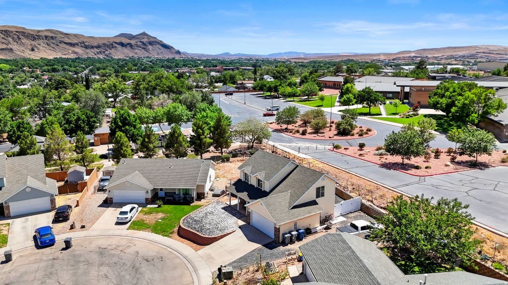 Photo of 423 N 230 W, Hurricane, UT 84737 (MLS # 2168081)