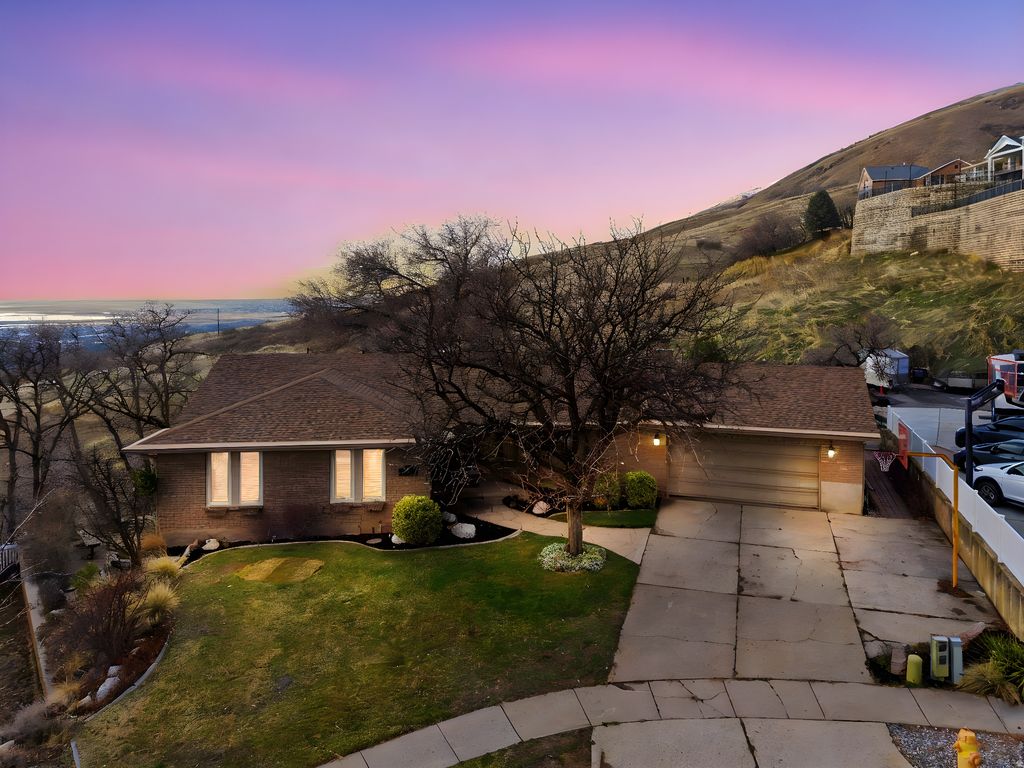 Photo of 933 NORTHERN HILLS CIR, Bountiful, UT 84010 (MLS # 2140811)
