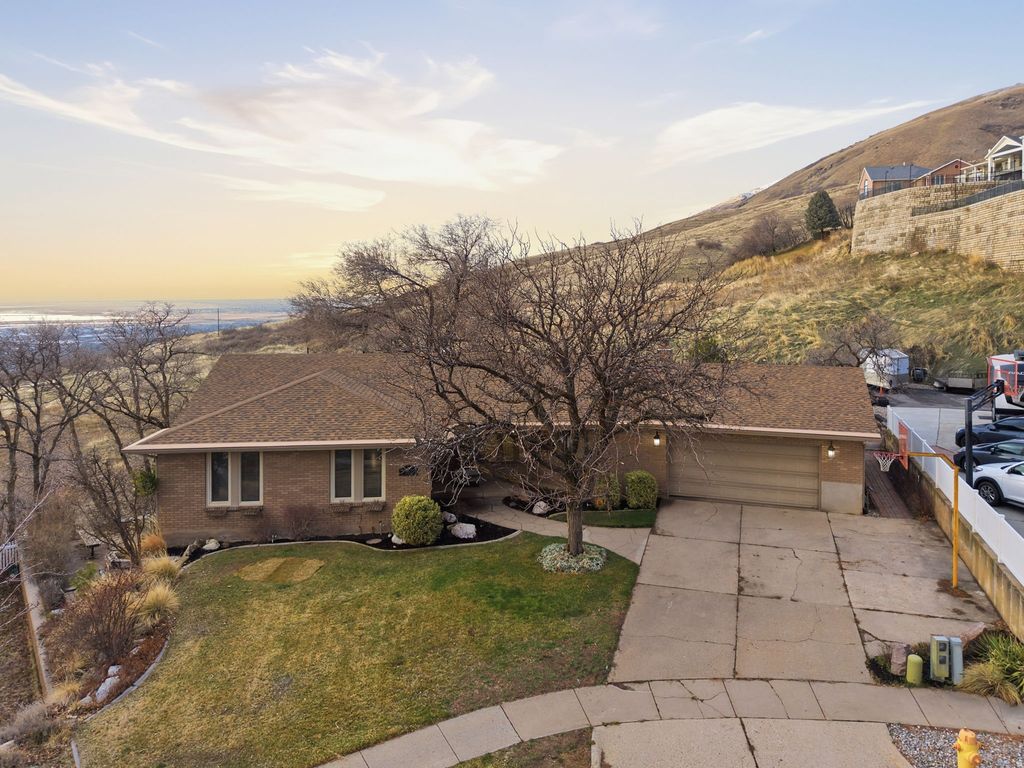 Photo of 933 NORTHERN HILLS CIR, Bountiful, UT 84010 (MLS # 2140811)