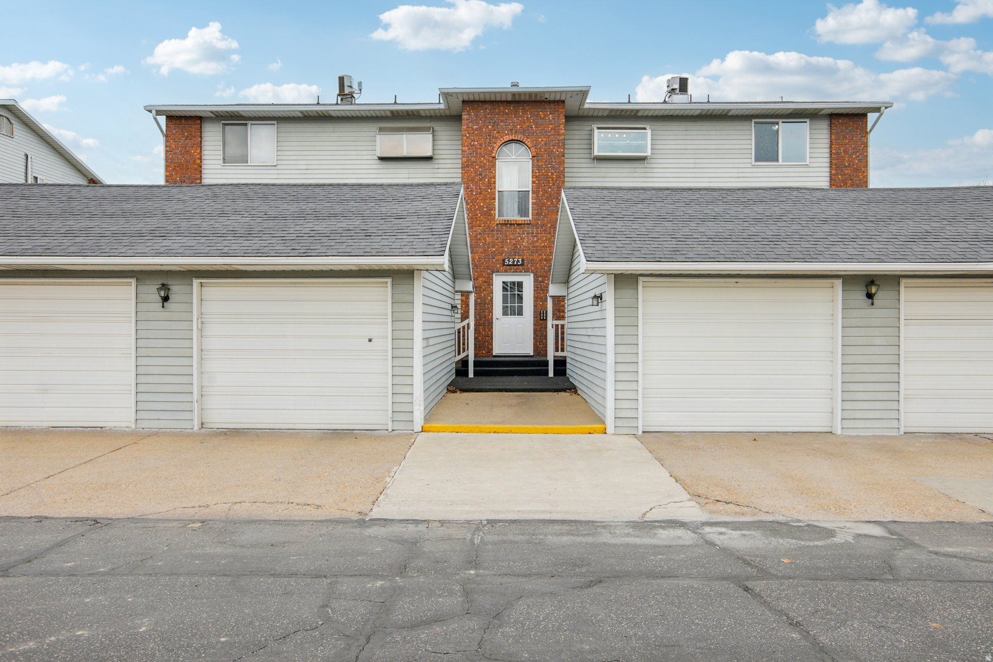 ROYAL WOODS - Residential