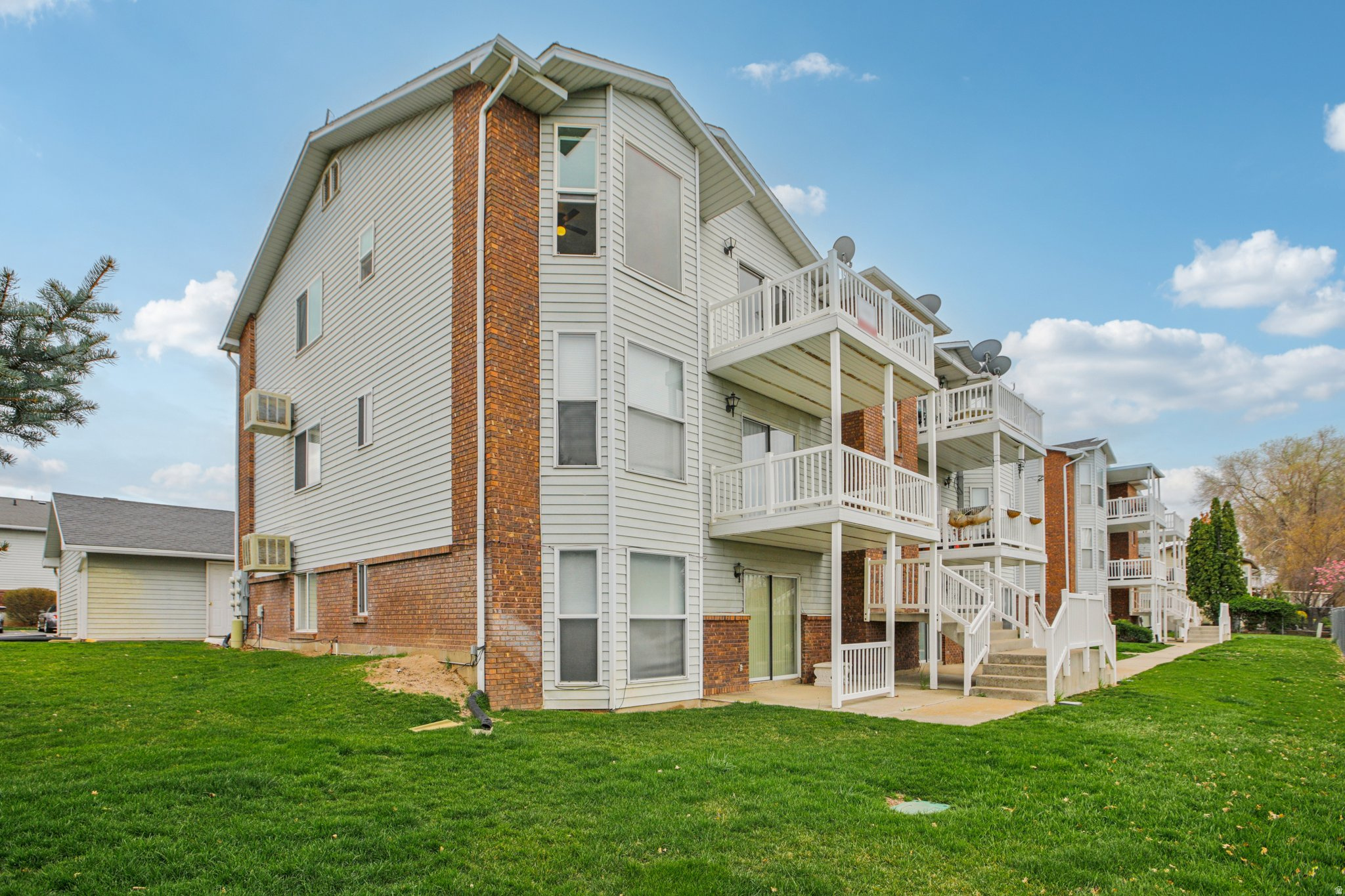 ROYAL WOODS - Residential