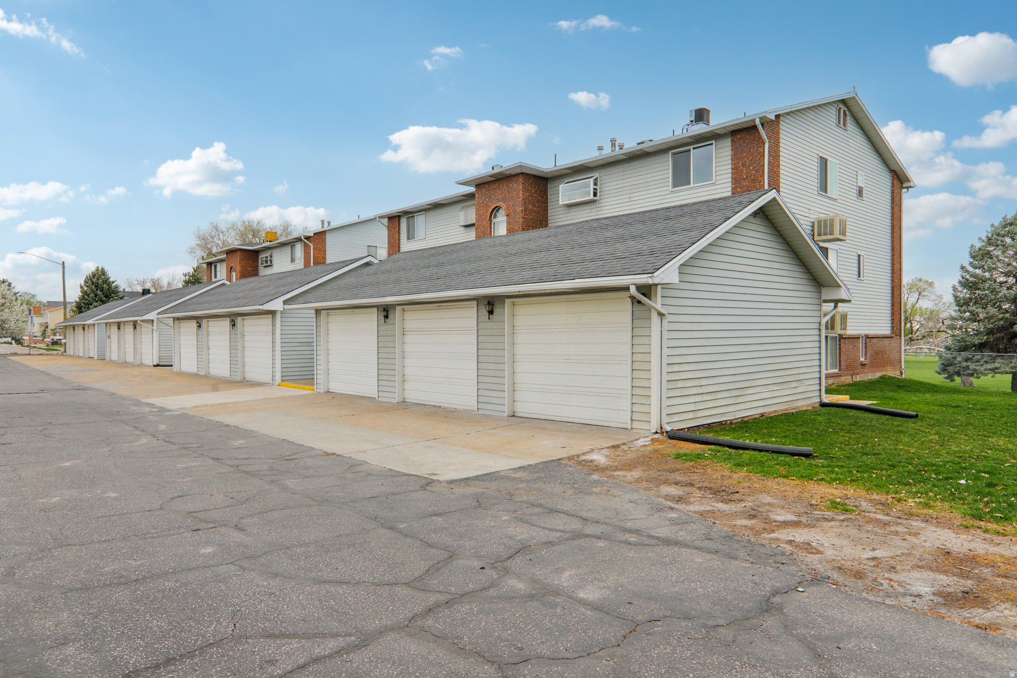 ROYAL WOODS - Residential