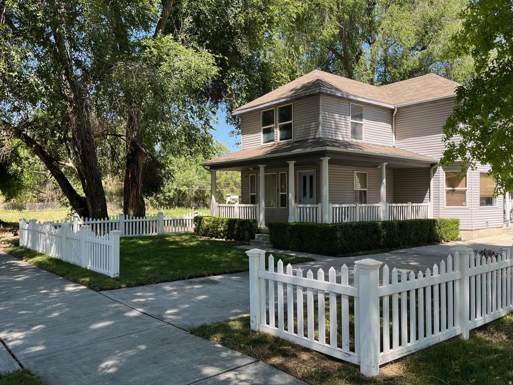 Photo of 632 W 200 N, Salt Lake City, UT 84116 (MLS # 2171086)