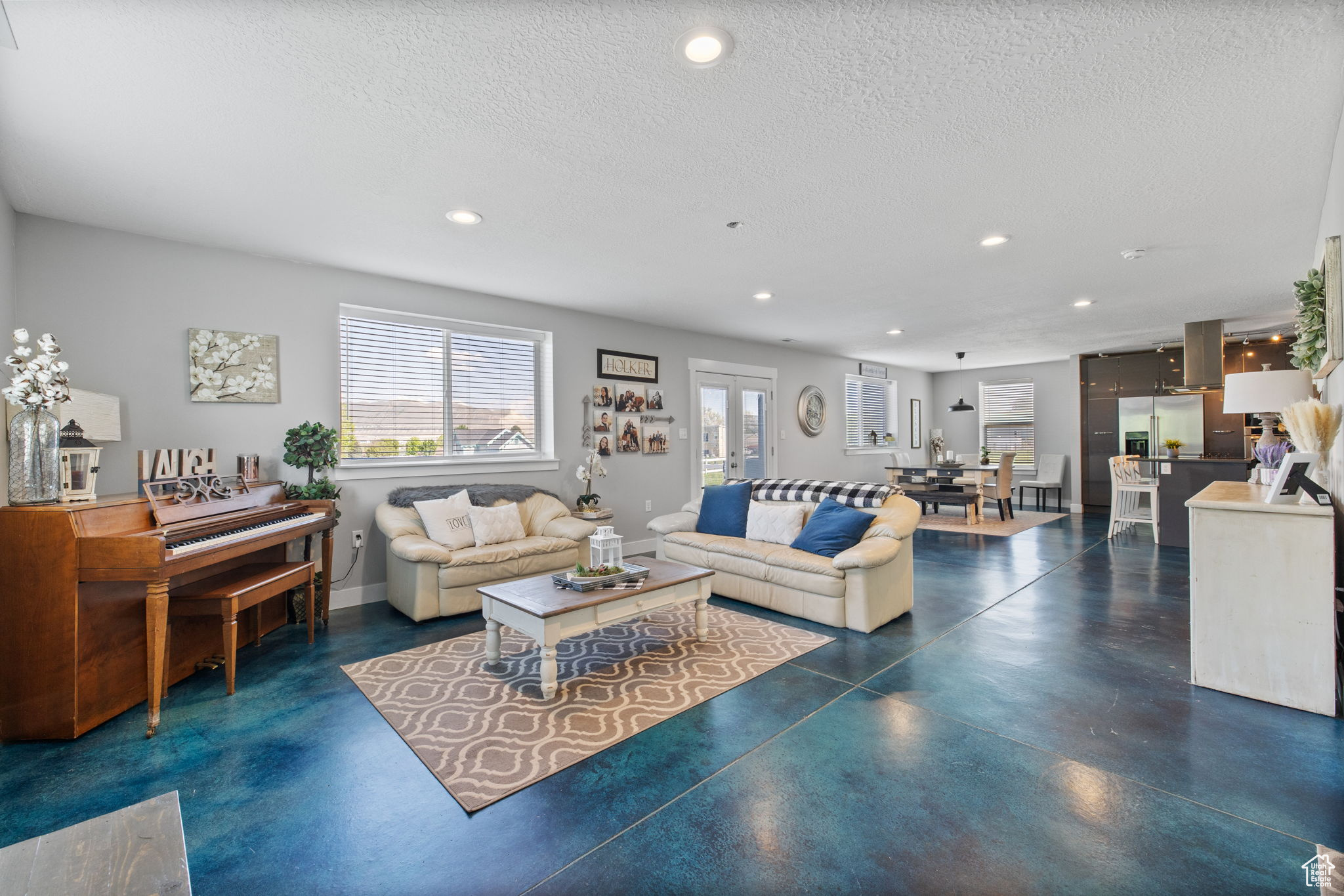 COUNTRY CLASSIC ESTATES - Residential