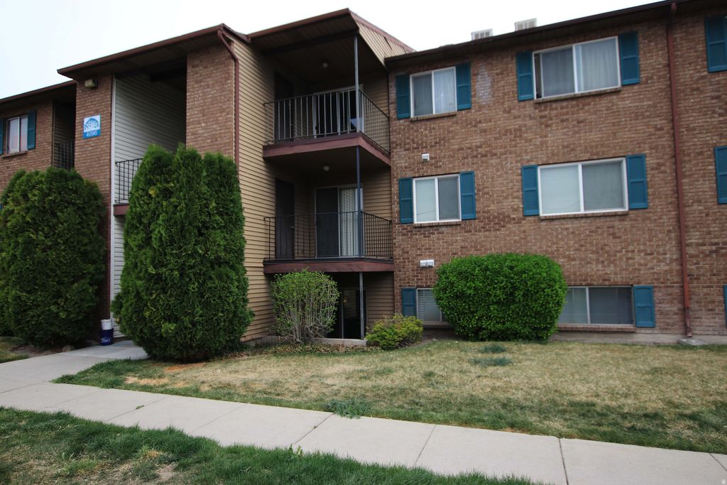Photo of 4196 S OAK MEADOWS DR W #21, Taylorsville, UT 84123 (MLS # 2147257)