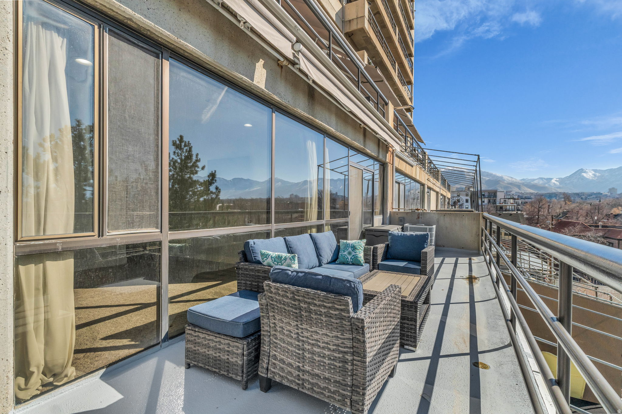 GOVERNORS PLAZA - Residential