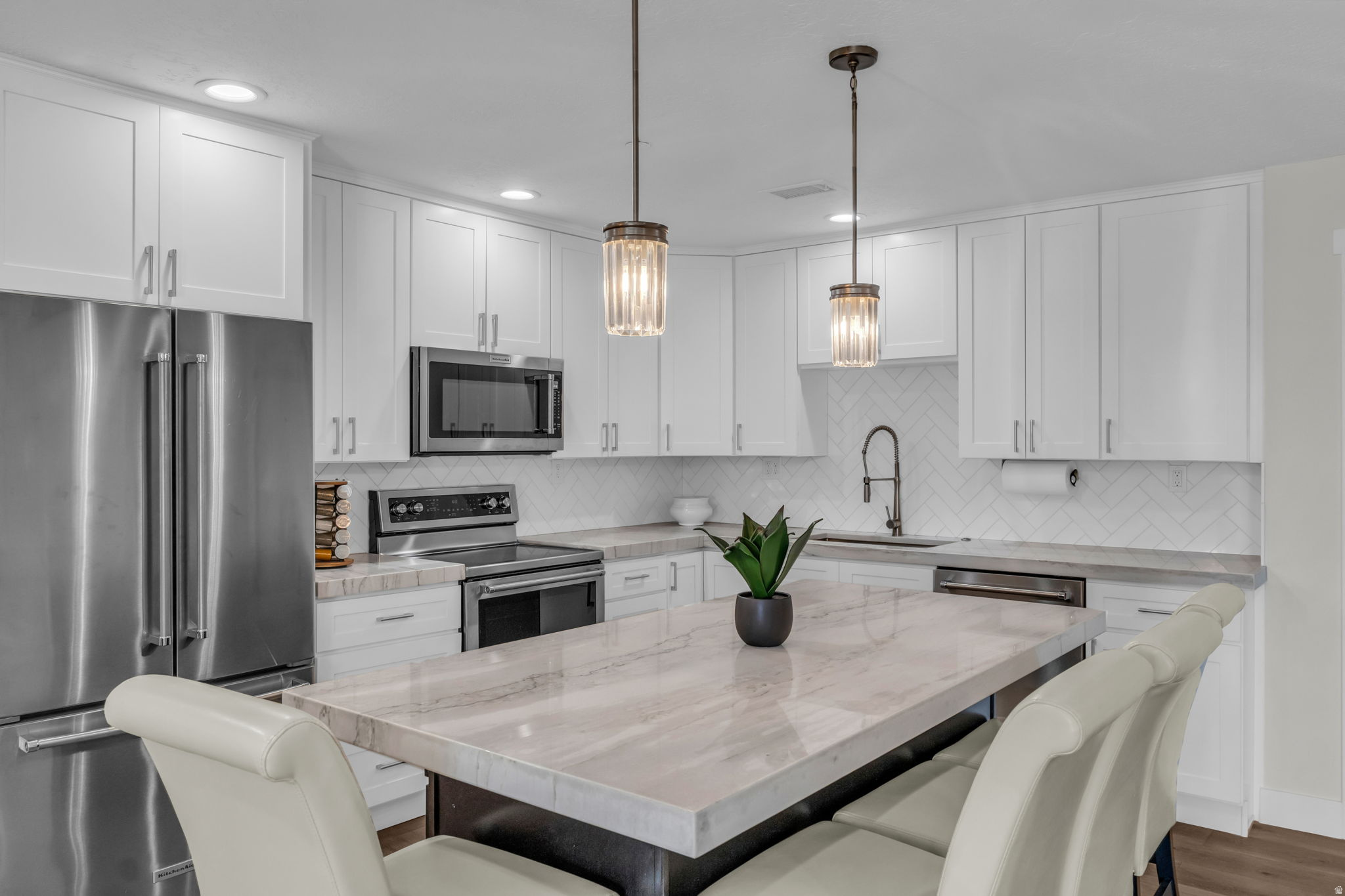 GOVERNORS PLAZA - Residential