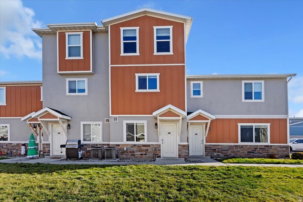 Photo of 639 N 160 E, Vineyard, UT 84059 (MLS # 2128329)
