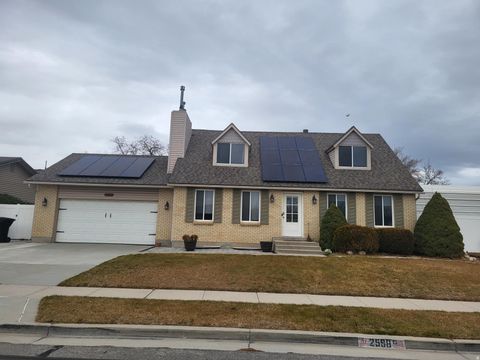 Photo of 2598 W WOODHILL CIR, Taylorsville, UT 84129 (MLS # 2130133)