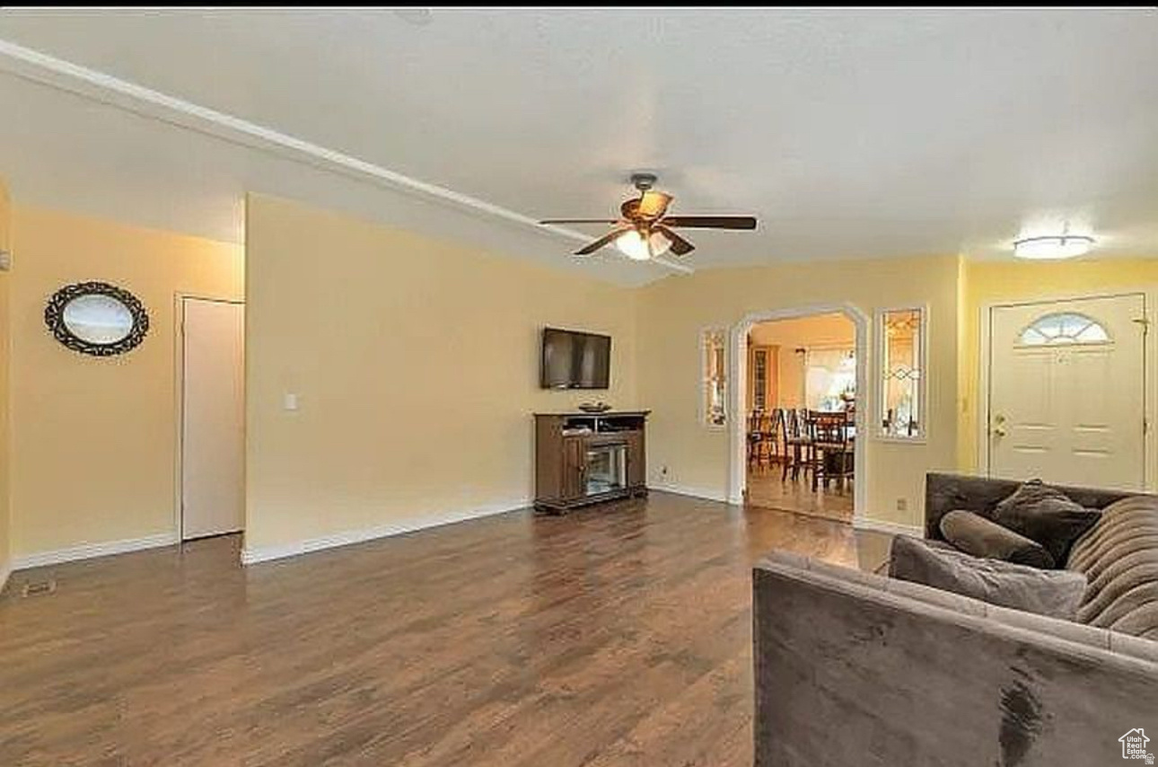 COUNTRY CLUB ESTATES - Residential