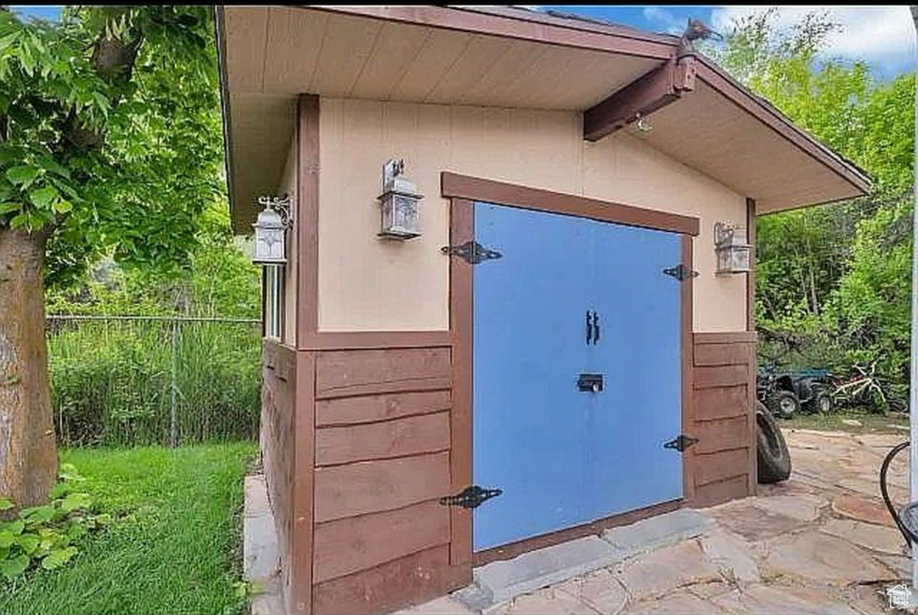 COUNTRY CLUB ESTATES - Residential