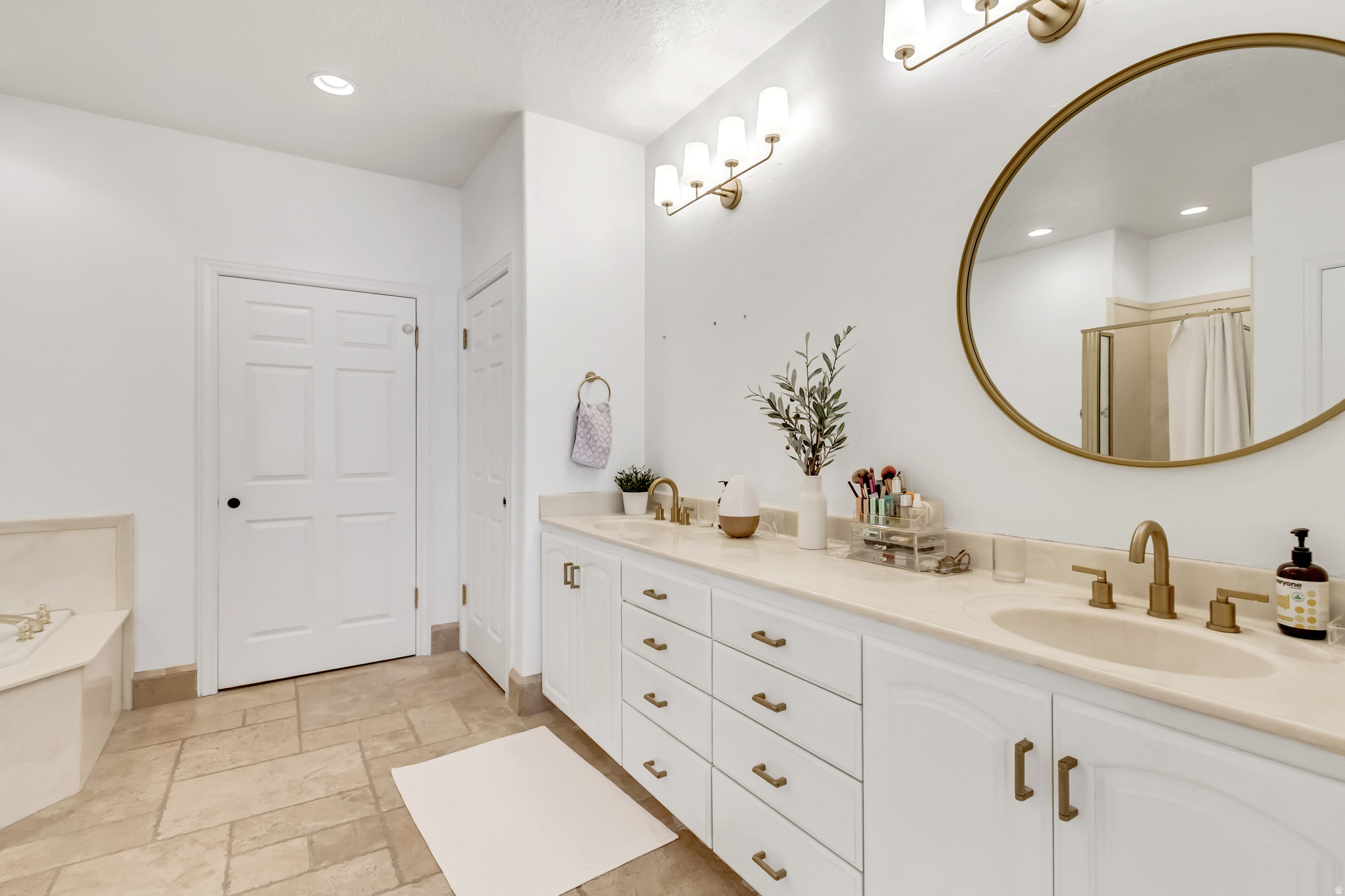 ROCK CANYON - Residential Income