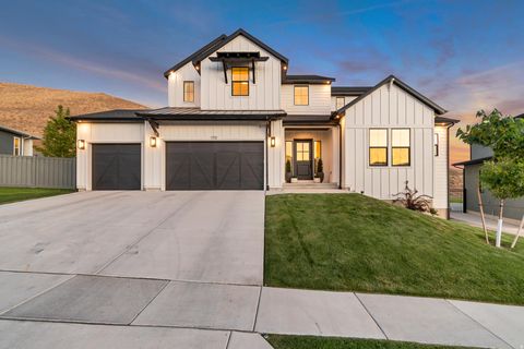 Photo of 1701 W OAKRIDGE CIR, Lehi, UT 84043 (MLS # 2134300)