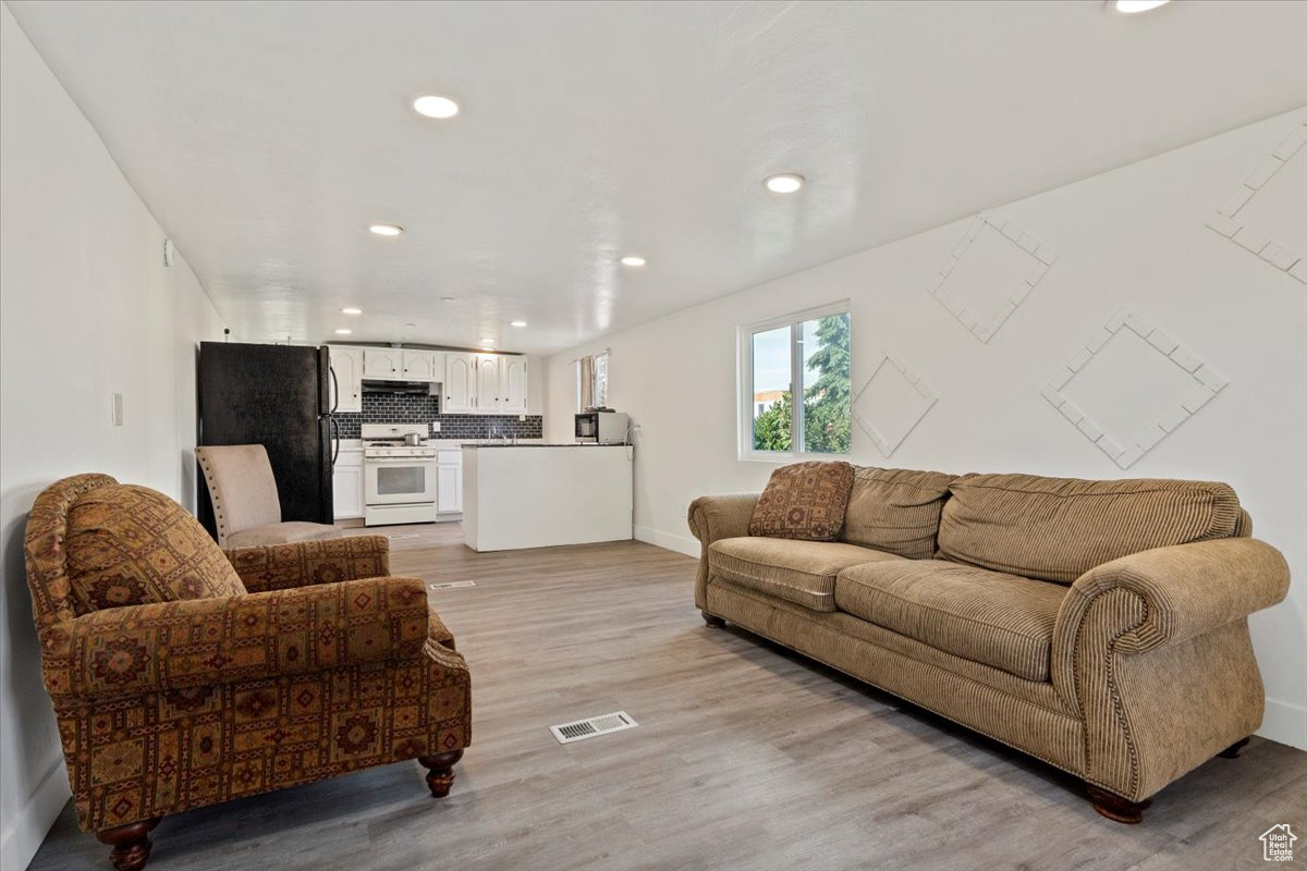 SANDEE VILLAGE - Residential