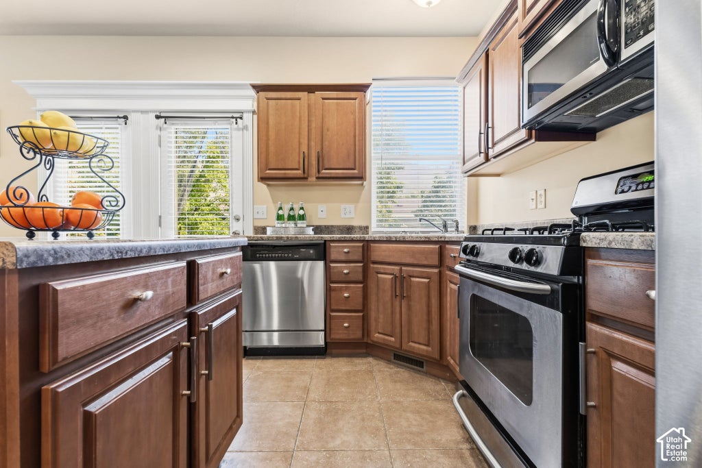 Photo of 872 N FARMINGTON XING, Farmington, UT 84025 (MLS # 2189762)
