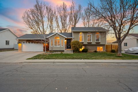 Photo of 559 N MITCHELL Dr, Spanish Fork, UT 84660 (MLS # 2122705)