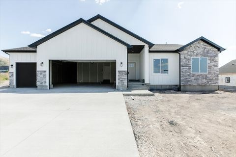 Photo of 124 N 1140 E, Hyde Park, UT 84318 (MLS # 2124771)