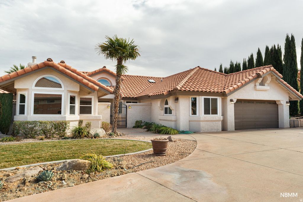 Photo of 439 W BUNKER CIR, Saint George, UT 84770 (MLS # 2138811)