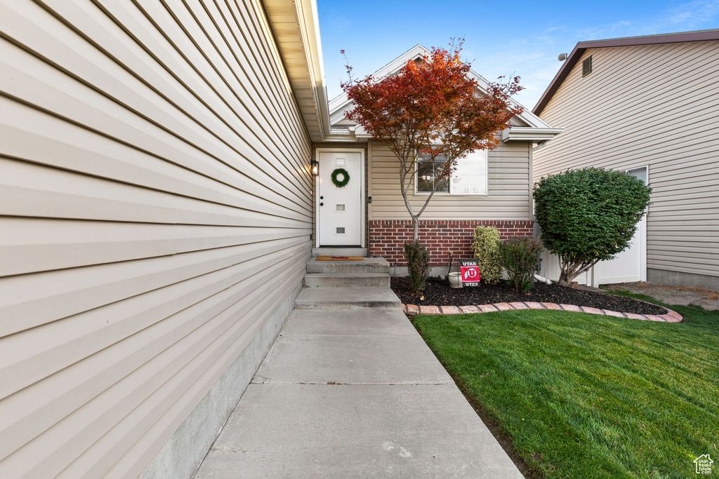 Photo of 291 W BUBBLING BROOK LN, Draper, UT 84020 (MLS # 2116200)