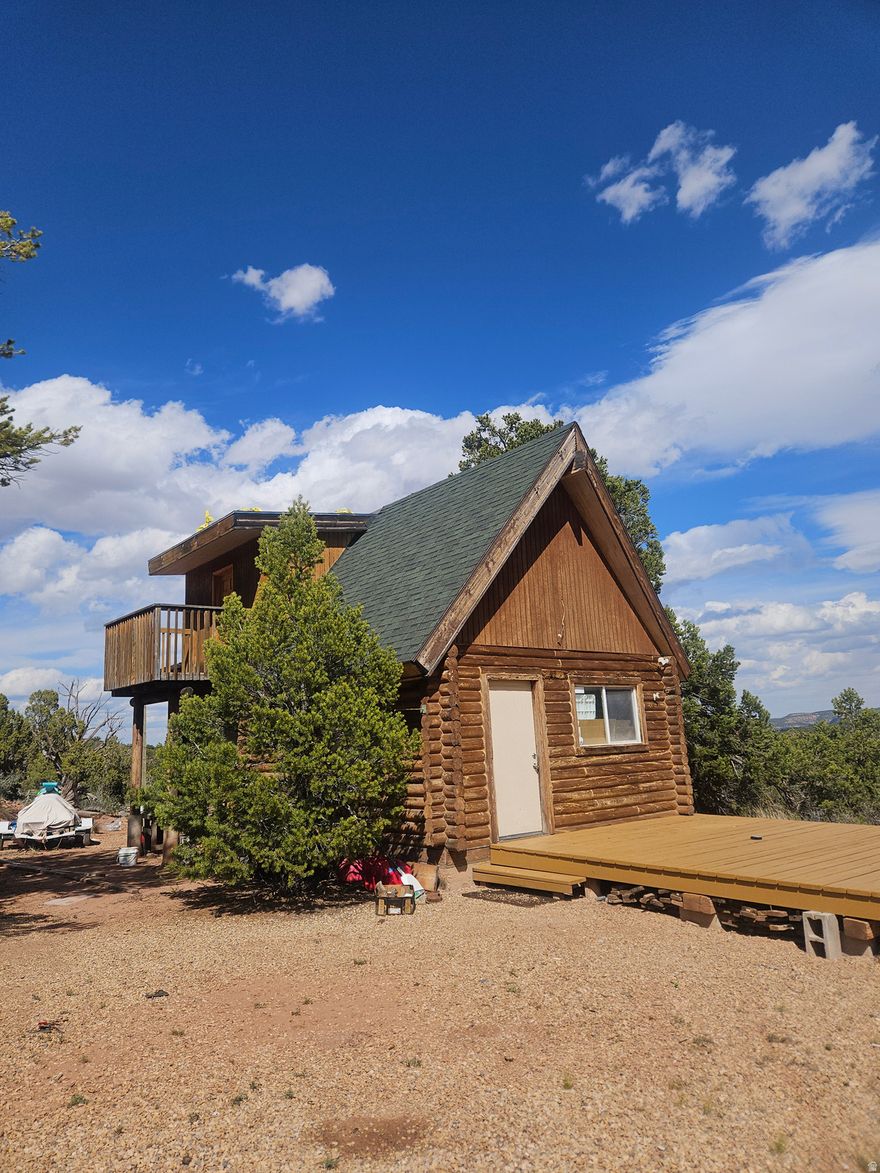 Cozy cabin in the woods! Make this your home away from home. Surrounded by beautiful trees and mountainous views. Abundant wildlife in the area. Cabin has a wood stove and power by solar panels. 1 bedroom with an upstairs area for additional sleeping or storage. Come take a look!