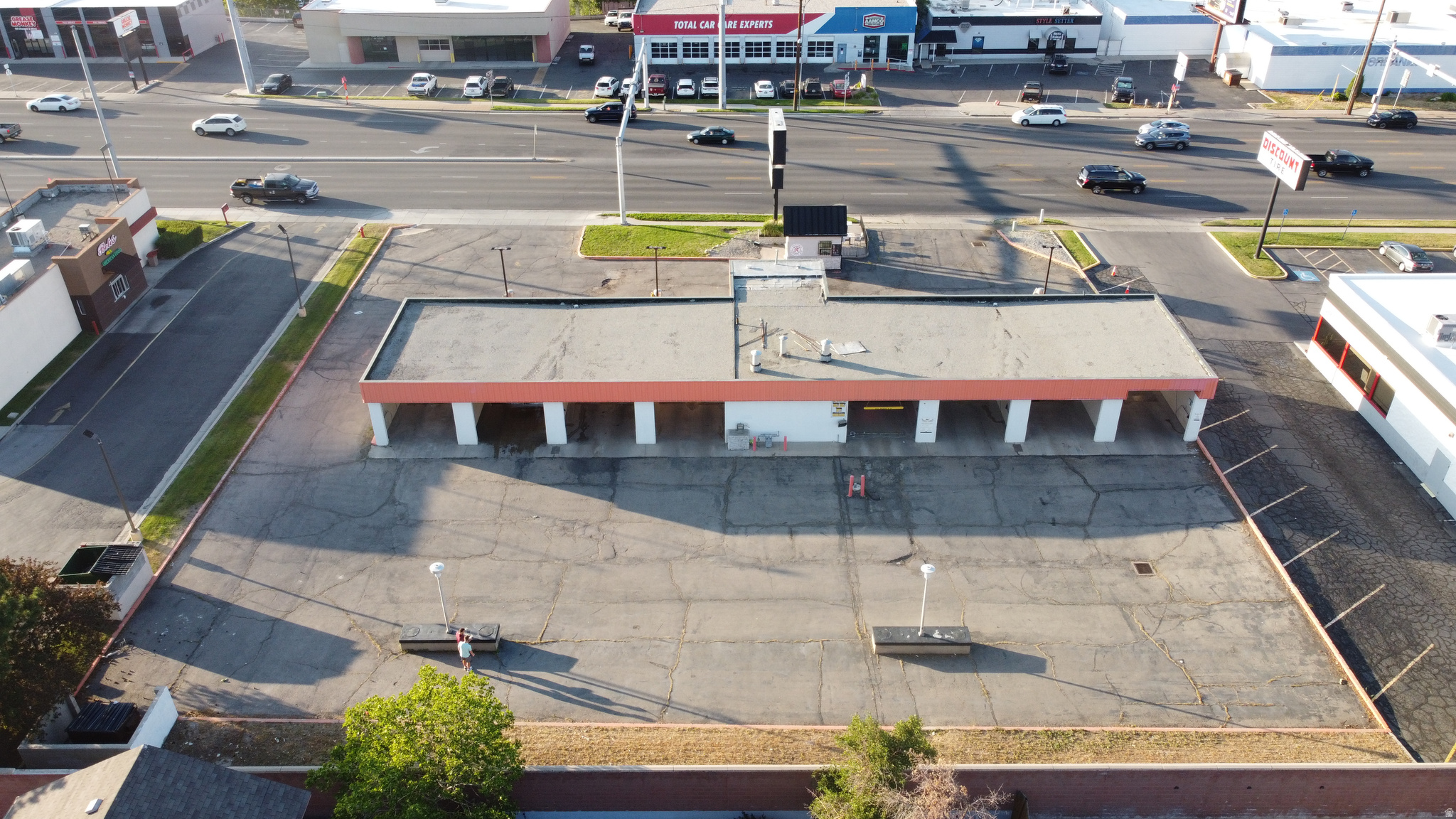 Main image without alt text