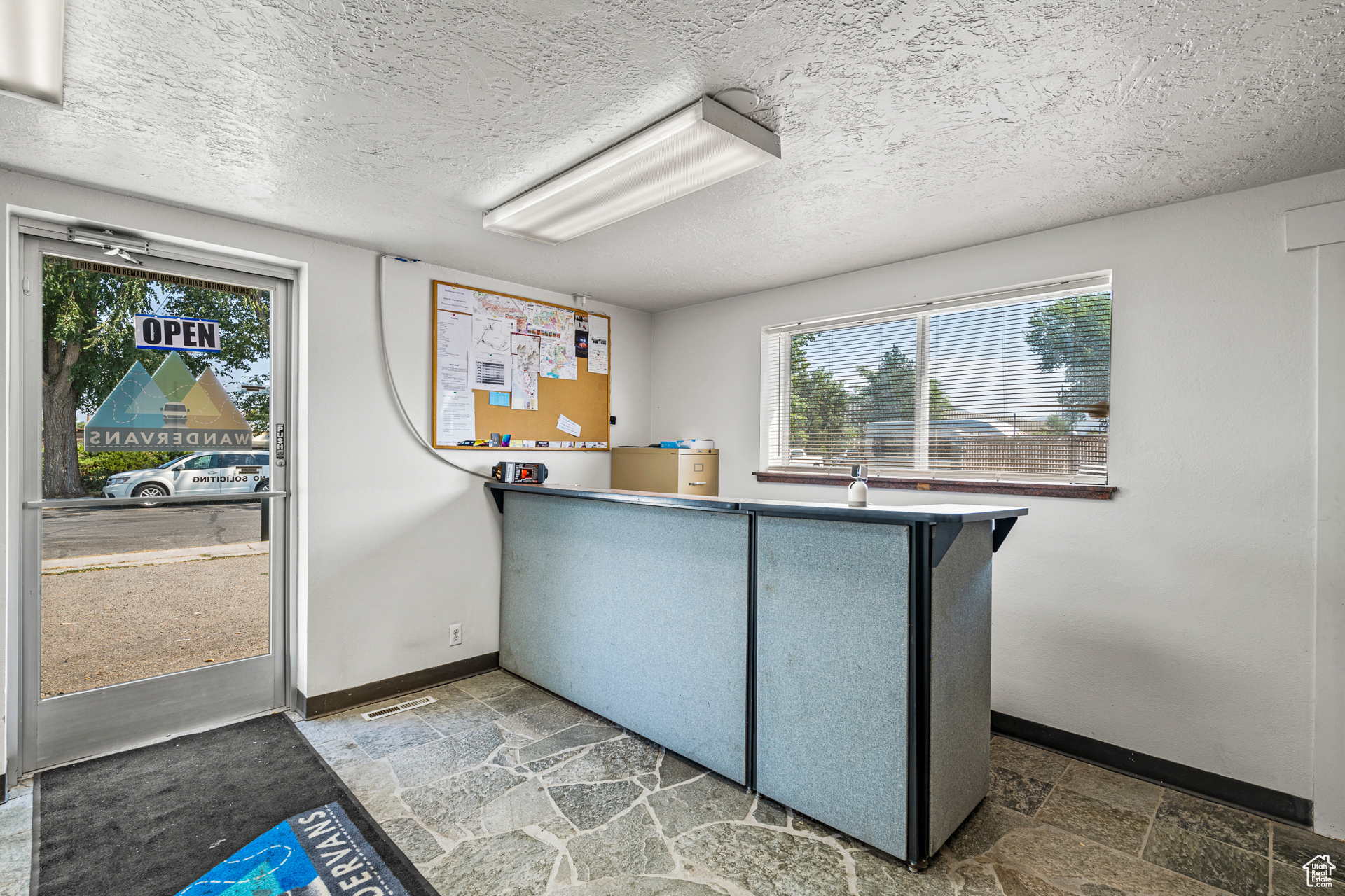 LINCOLN - Commercial Sale