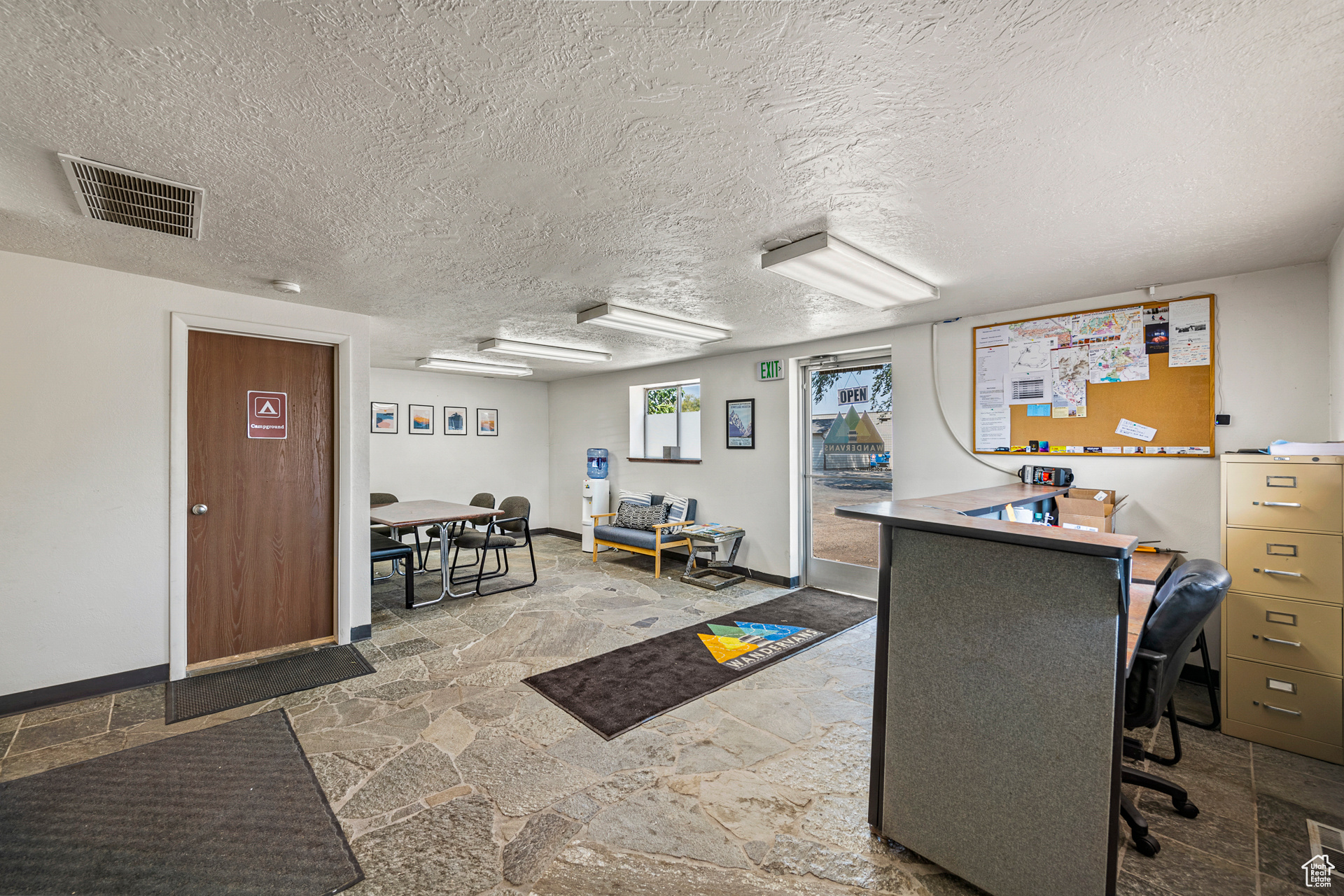 LINCOLN - Commercial Sale