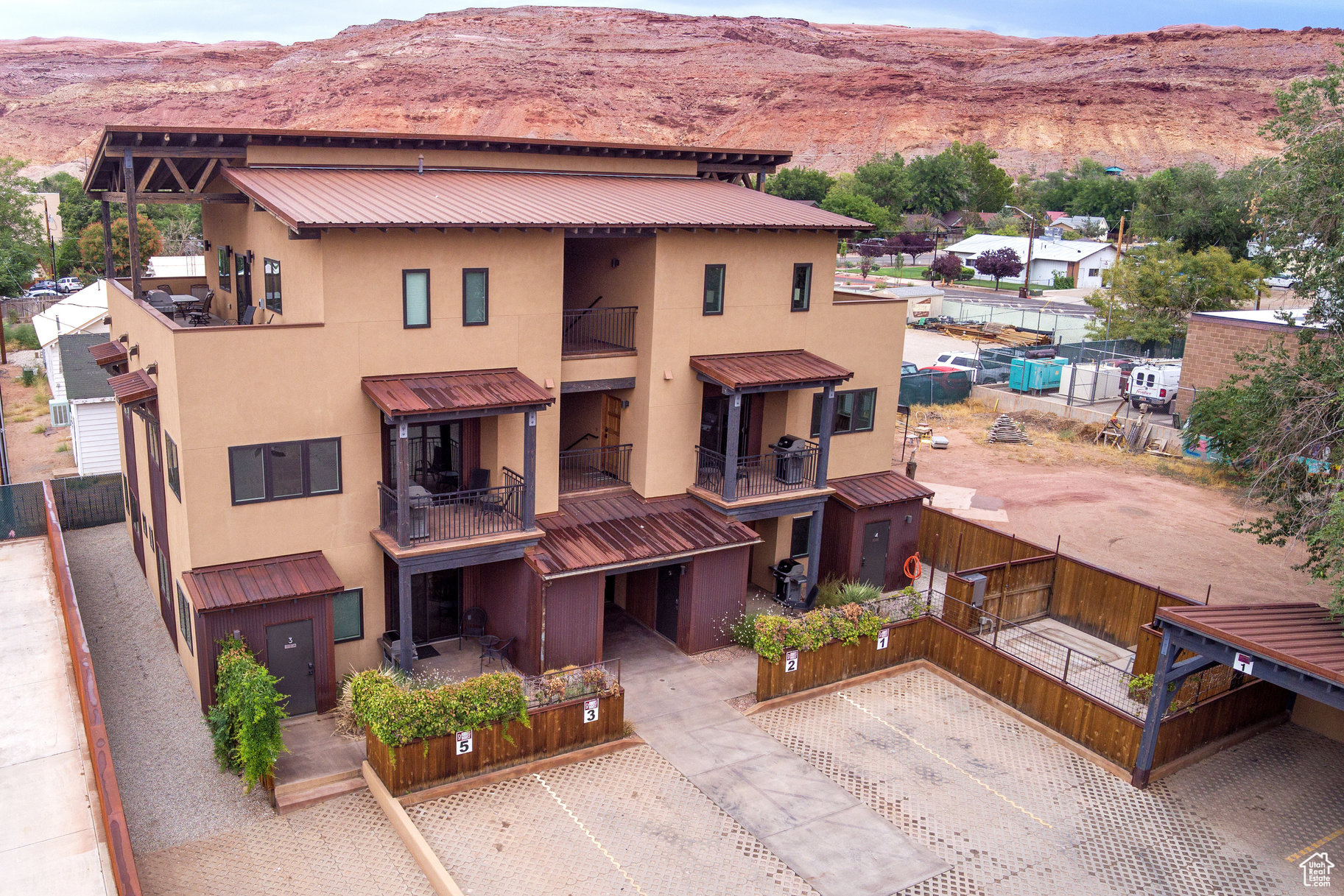 ROBBERS ROOST CONDOS - Residential