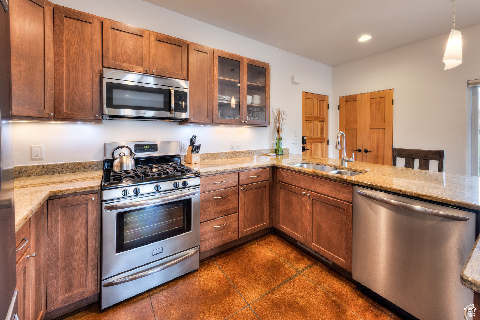 ROBBERS ROOST CONDOS - Residential
