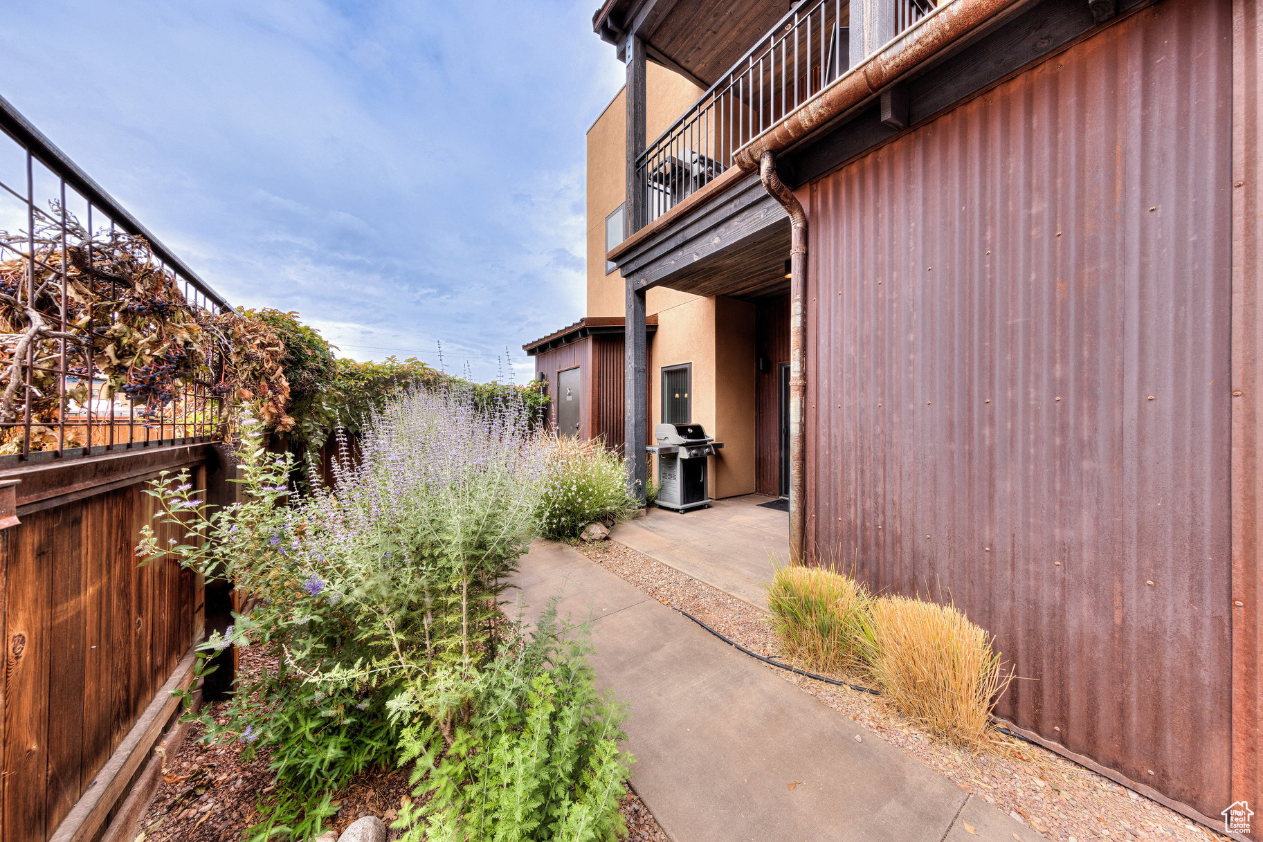 ROBBERS ROOST CONDOS - Residential