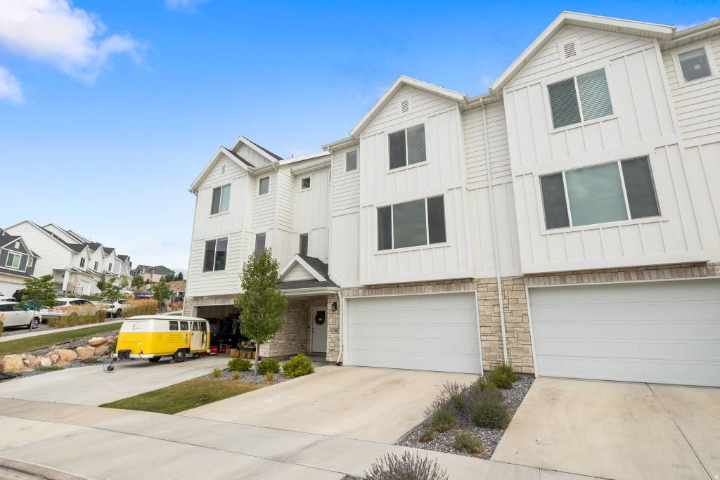Photo of 1016 W SHADOW LN, Lehi, UT 84048 (MLS # 2173055)